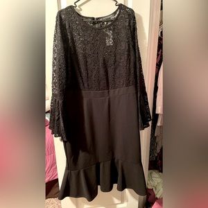 Long sleeve lace, mermaid style dress. Says 22/24, but fits like a 20.